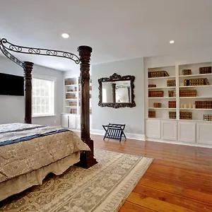 Holiday home Newly Renovated 4 Bed 3 Bath And 2 Parking Spots, Savannah